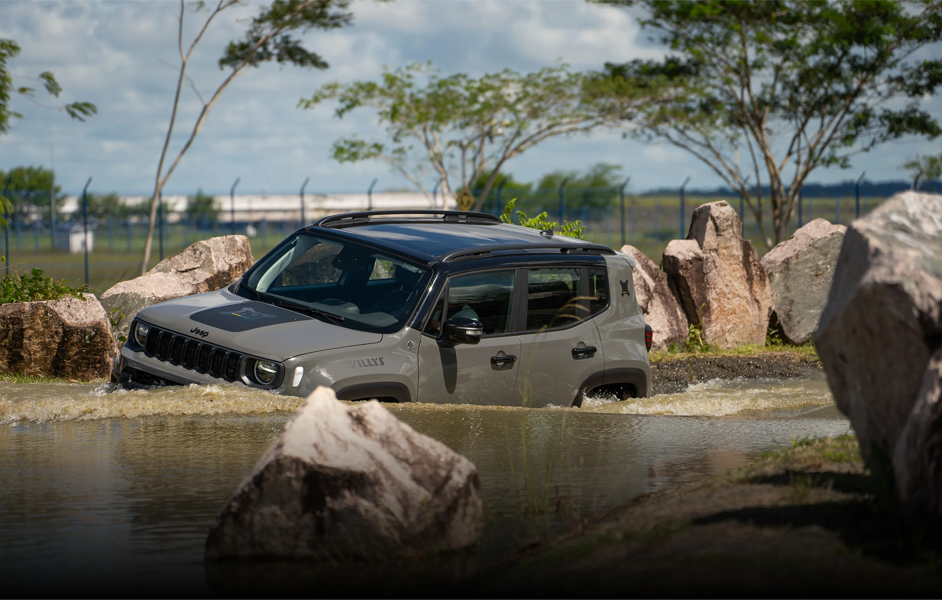 Vista frontal e lateral de Jeep Renegade na cor cinza dentro da agua 