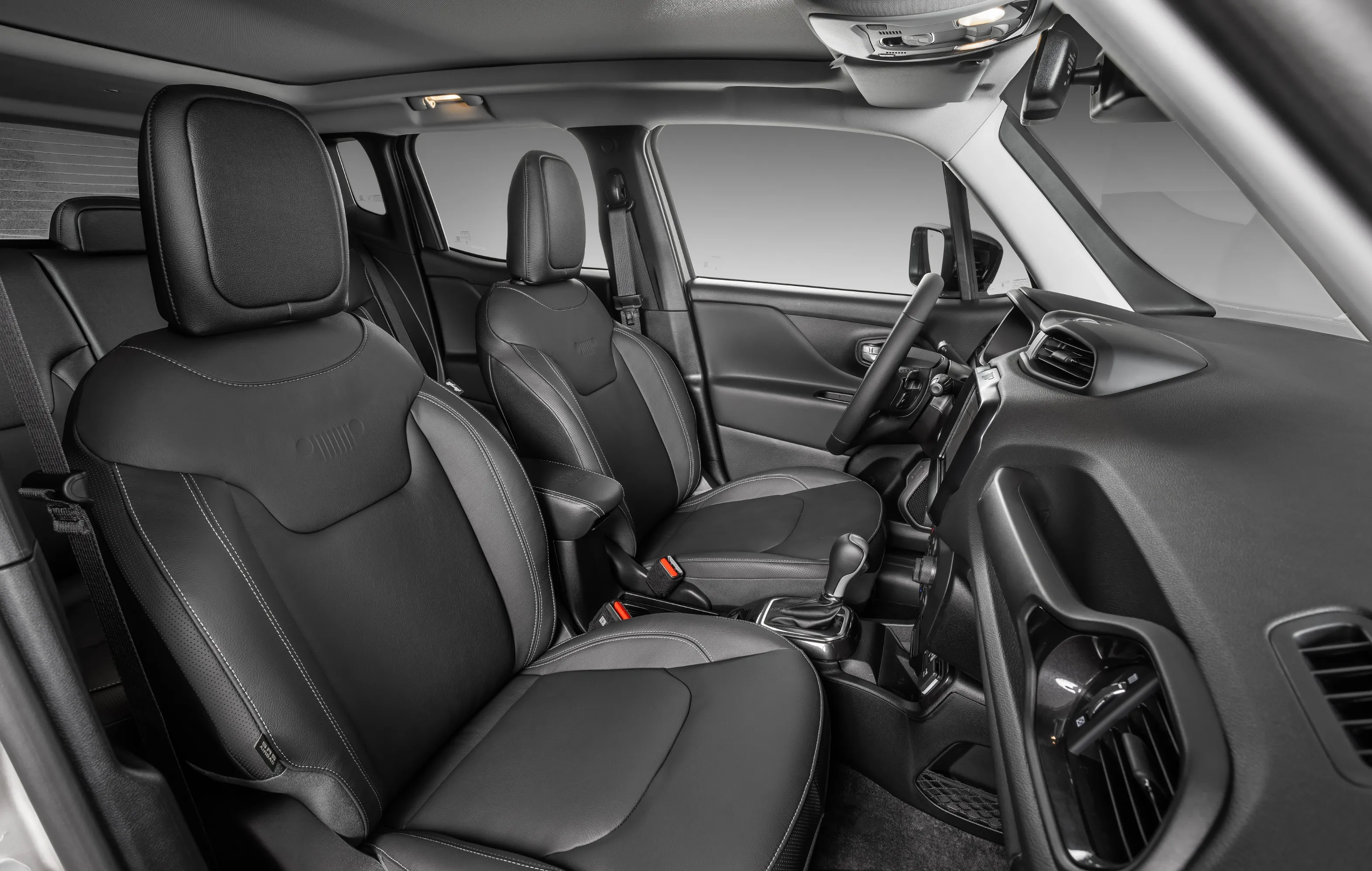Interior do novo Jeep Renegade, com destaque para cabine interna equipada com o filtro de ar N95.