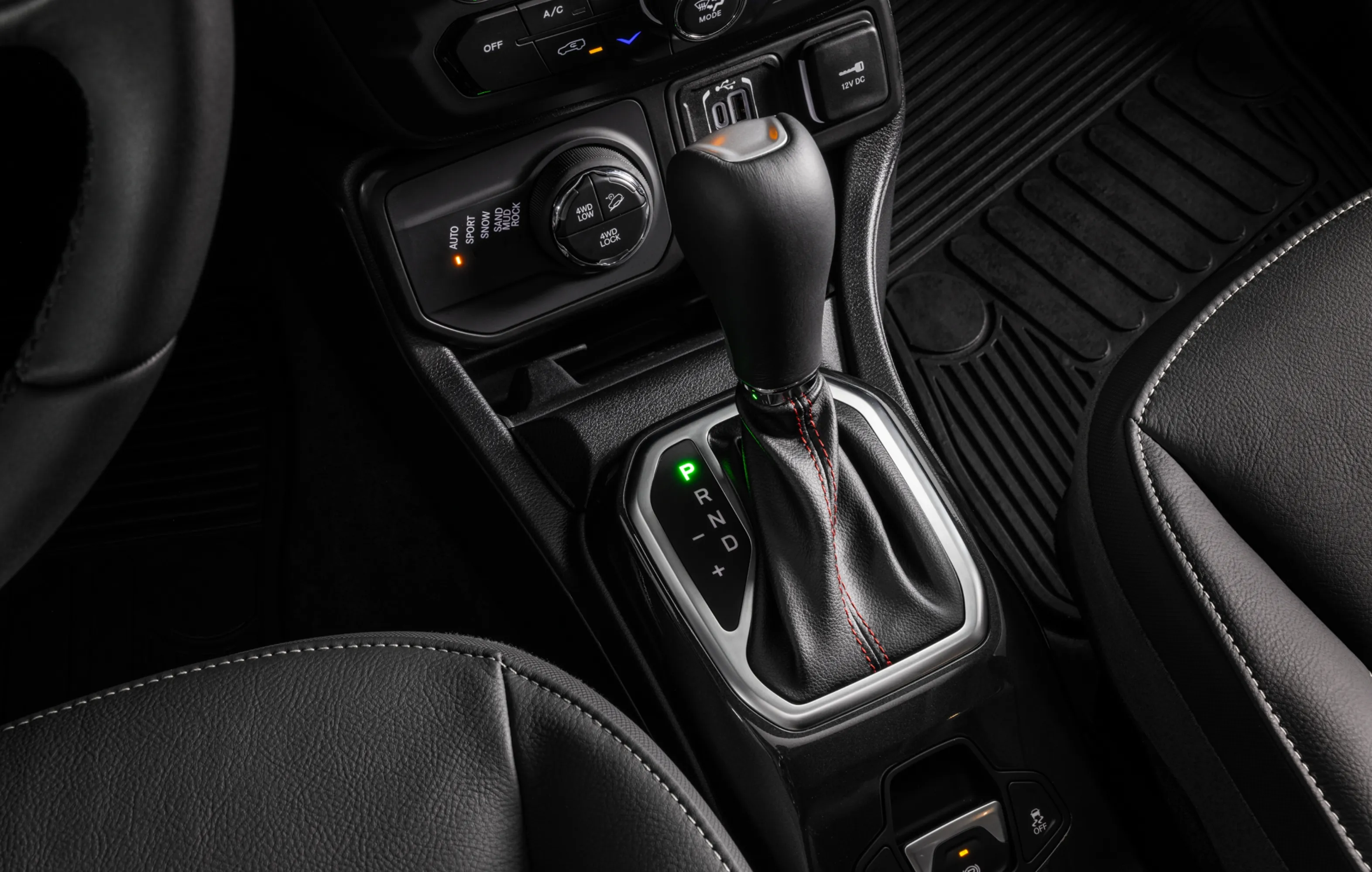 Detalhe do câmbio e console central, com destaque para botão giratório para seleção de terrenos que pode ser feita pelo novo Renegade de forma automática ou manualmente pelo motorista.