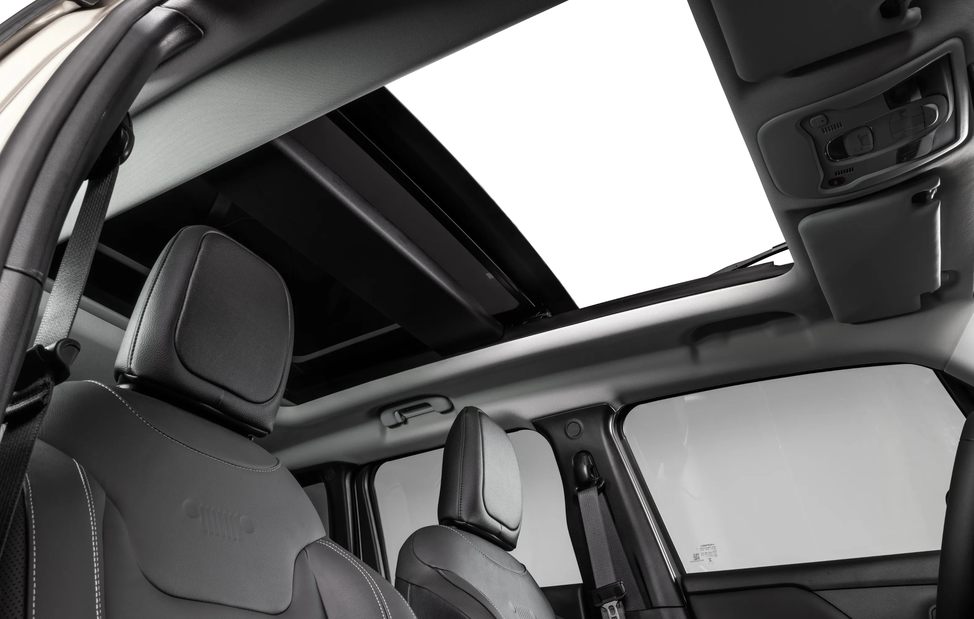 Interior do Jeep Renegade com destaque para teto solar panorâmico aberto em ambiente interno com fundo claro