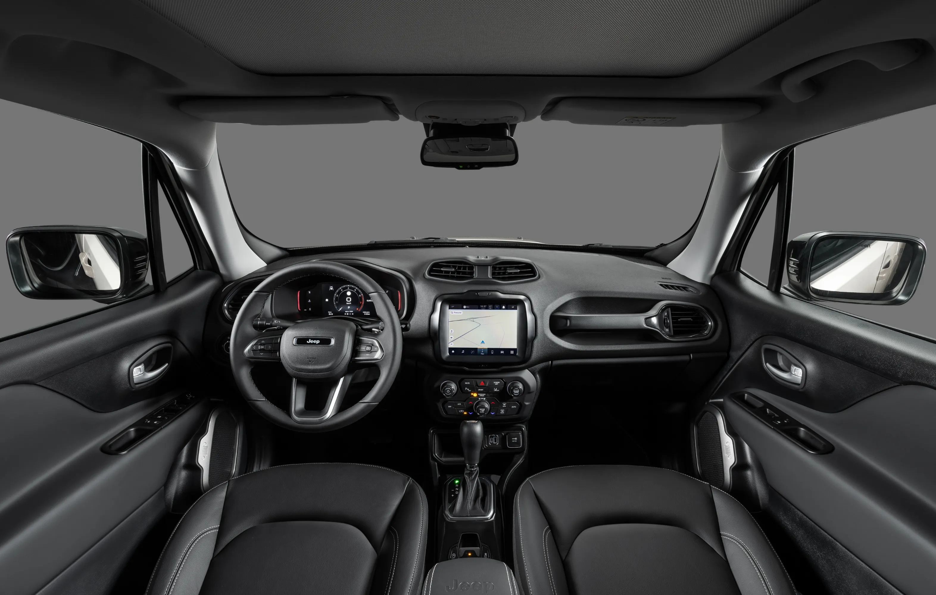 Interior do novo Jeep Renegade, com central multimídia de 8,4 polegadas, volante multifuncional, carregamento sem fio e mais