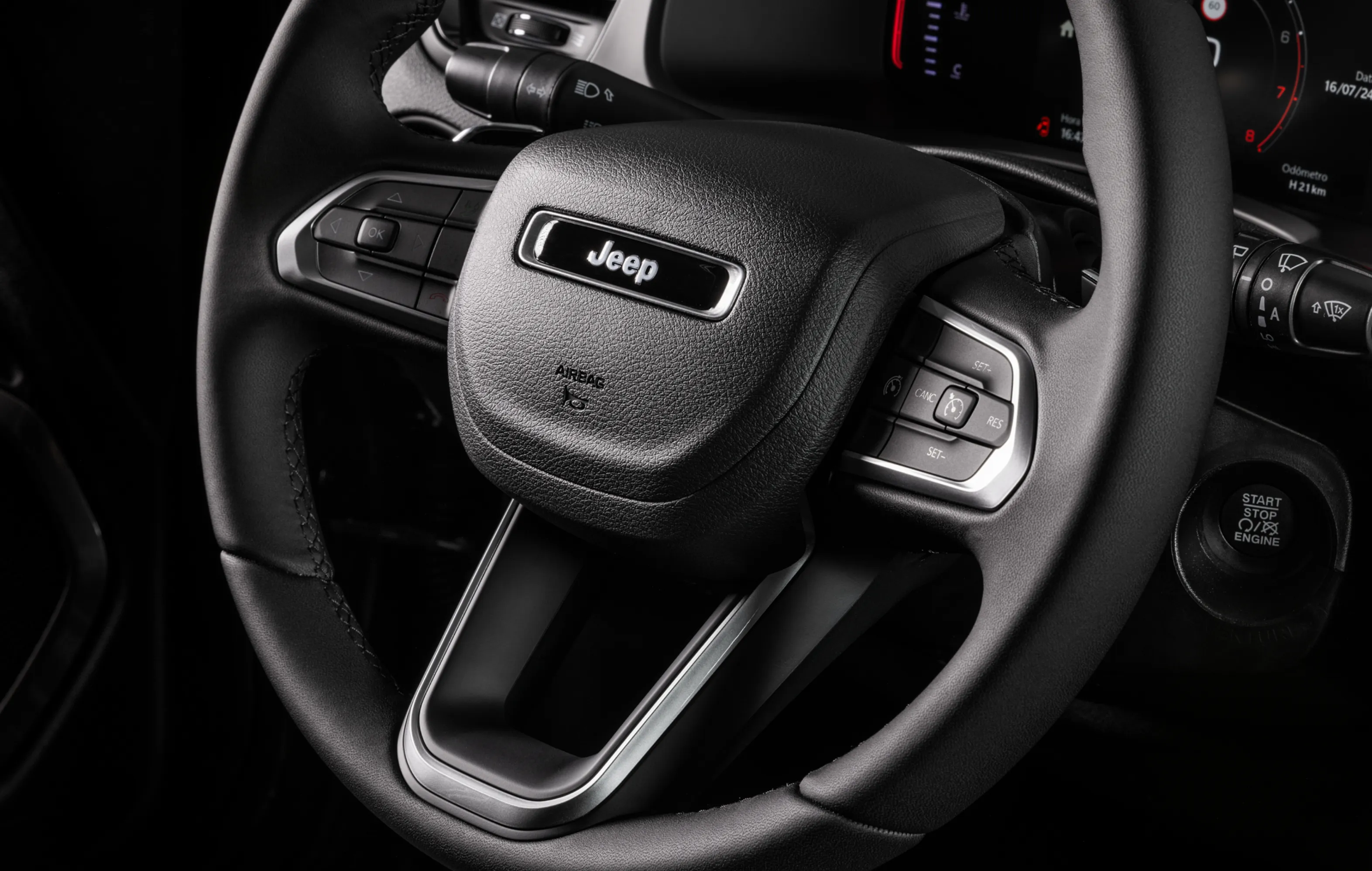 Volante do novo Jeep Renegade, com comandos de voz, botões para controle de música e de chamadas