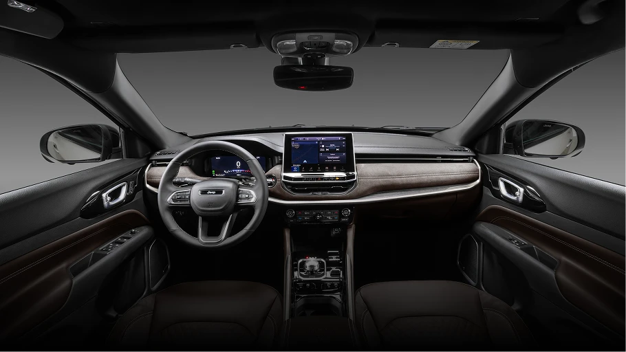 Interior do Jeep Commander com volante, painel digital e Central Multimídia vistos pela área frontal interna.