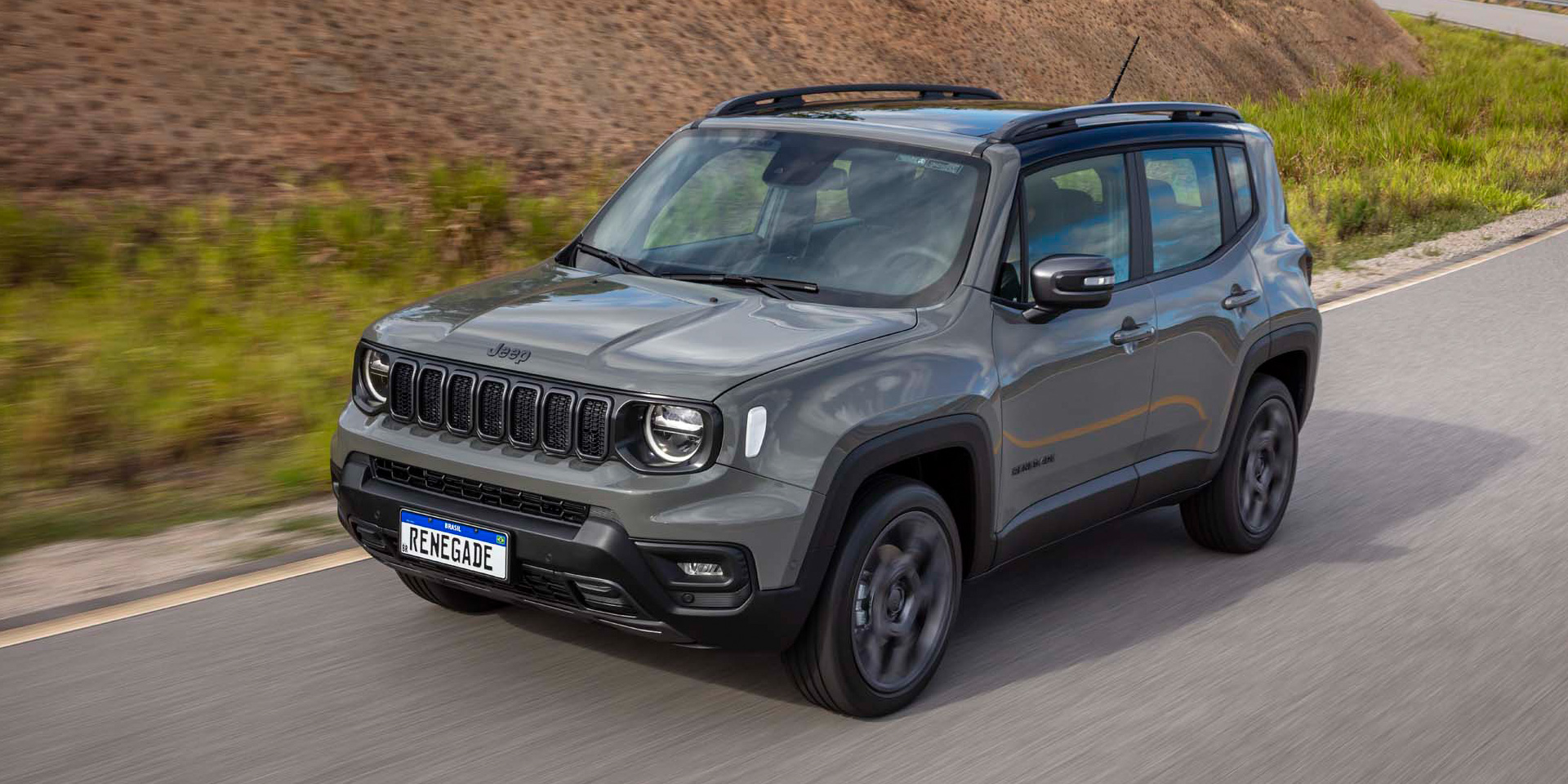 jeep-renegade-cinza Jeep Renegade cinza visto de lado em uma rodovia