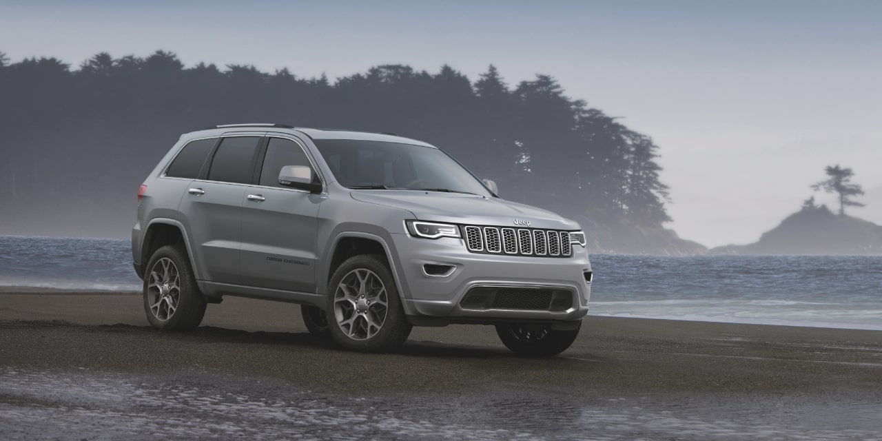 Jeep Grand Cherokee cinza uma praia