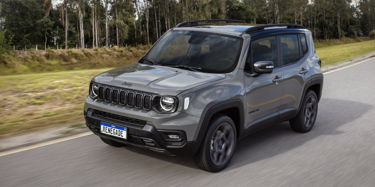 Jeep Renegade cinza na estrada